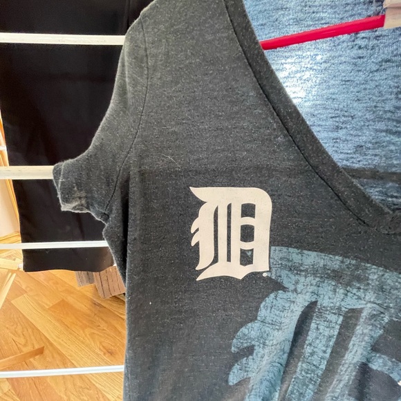 Detroit Tigers women’s v neck t-shirt. Size medium navy blue with rhinestone D - Picture 3 of 6